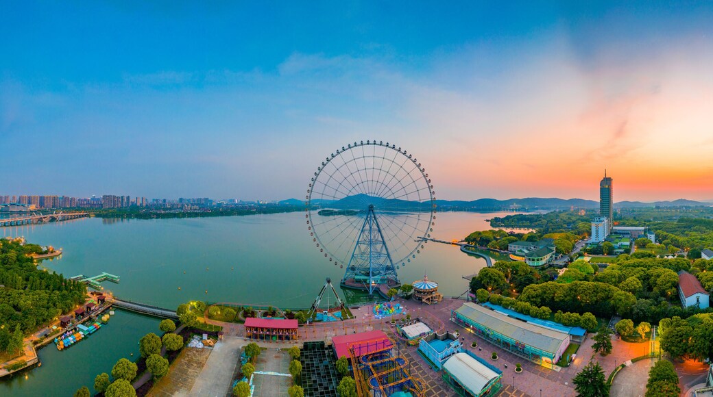 Dusk scenery of Lihu scenic spot, Wuxi City, Jiangsu Province, China