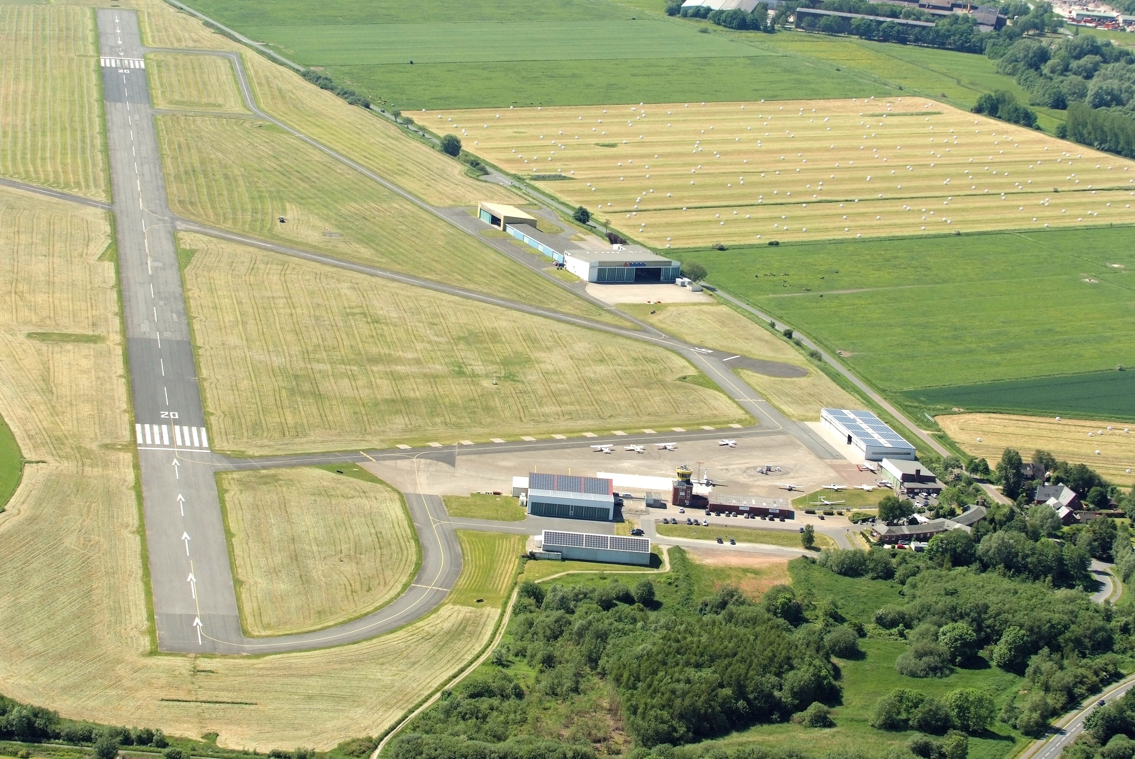 Flugplatz Mariensiel, von Norden gesehen Fotoflug vom Flugplatz Nordholz-Spieka über Cuxhaven und Wilhelmshaven