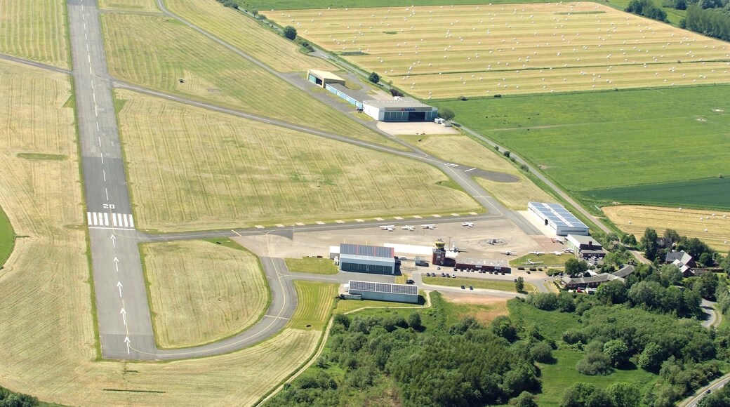 Flugplatz Mariensiel, von Norden gesehen Fotoflug vom Flugplatz Nordholz-Spieka über Cuxhaven und Wilhelmshaven