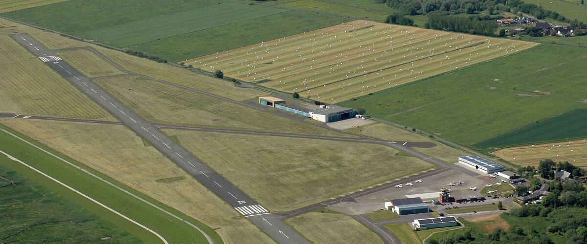 Der JadeWeserAirport, ehemals Flugplatz Mariensiel, bei Wilhelmshaven. Das Foto enstand auf einem Fotoflug vom Flugplatz Nordholz-Spieka über Cuxhaven und Wilhelmshaven.
