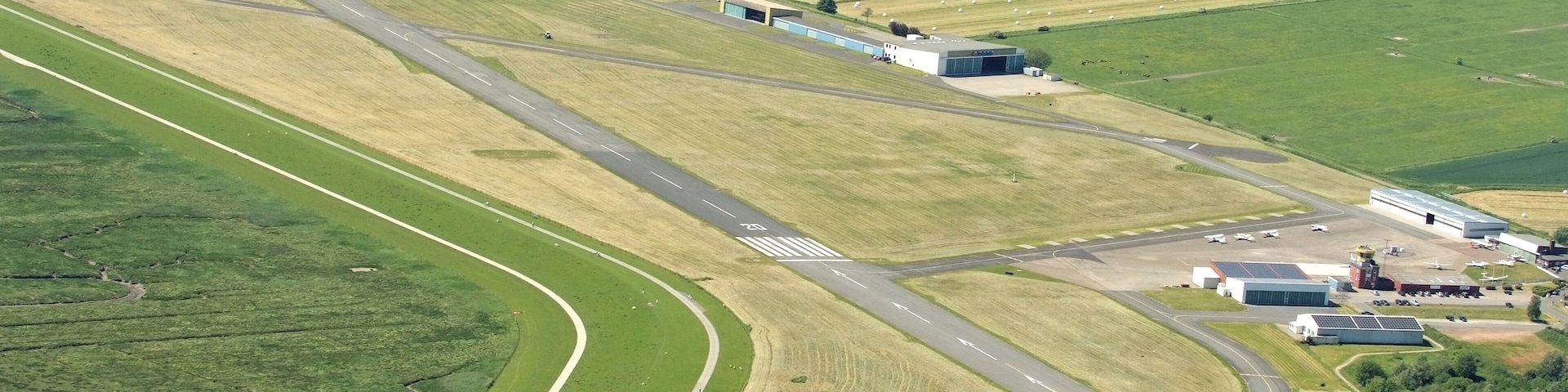Fotoflug vom Flugplatz Nordholz-Spieka über Cuxhaven und Wilhelmshaven