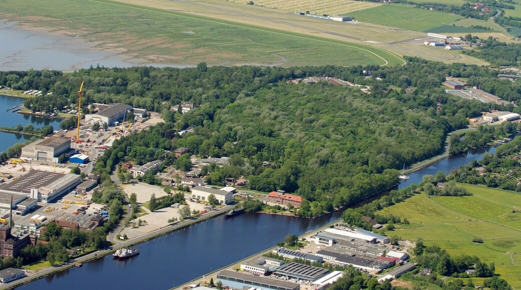 Blick von Nordosten auf den Flugplatz Mariensiel (JadeWeserAirport), unten links der Wilhelmshavener Kanalhafen, der Wasserzug rechts anschließend ist der Ems-Jade-Kanal mit der Schleuseninsel (ganz rechts) (Fotoflug vom Flugplatz Nordholz-Spieka über Cuxhaven und Wilhelmshaven)