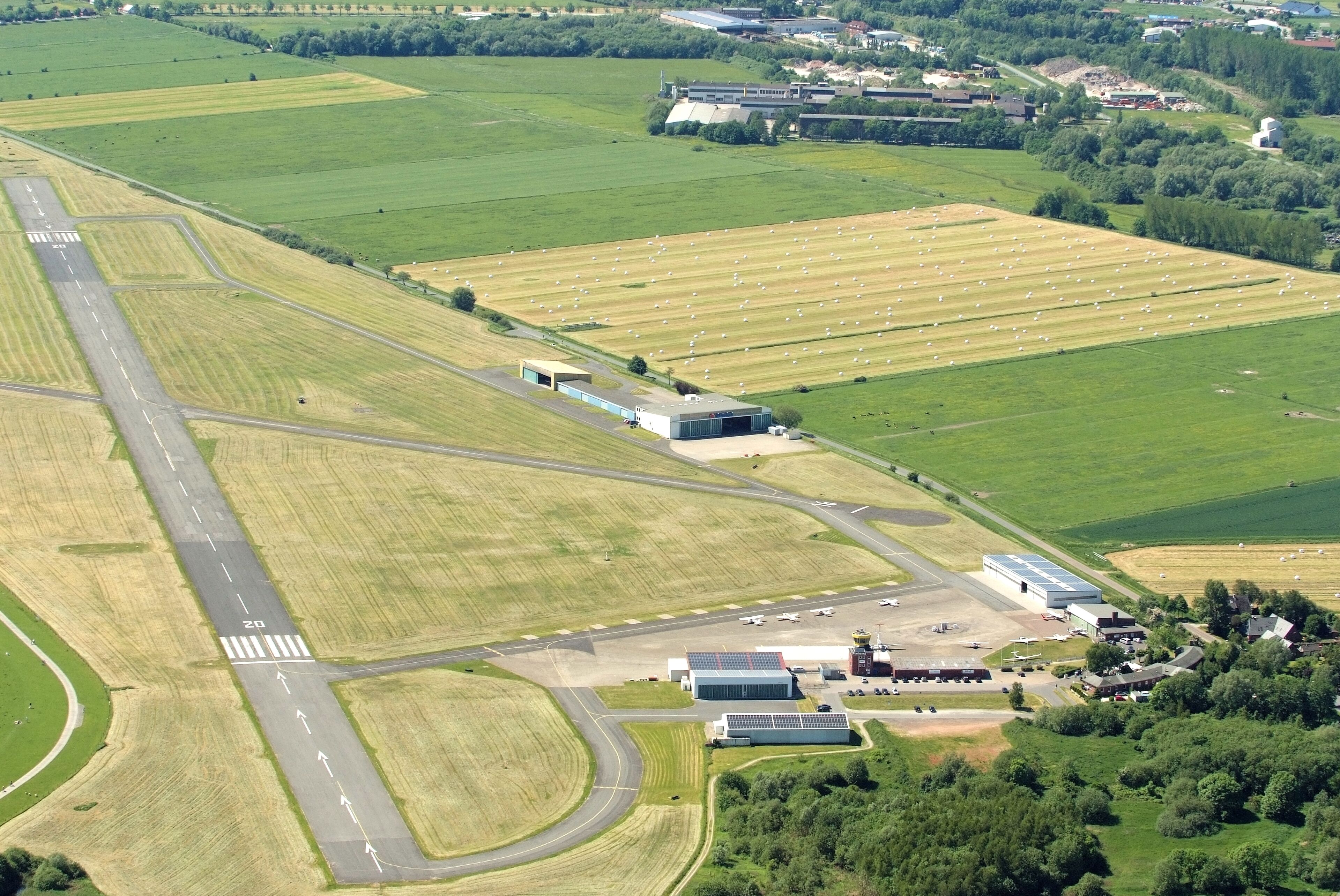 Fotoflug vom Flugplatz Nordholz-Spieka über Cuxhaven und Wilhelmshaven