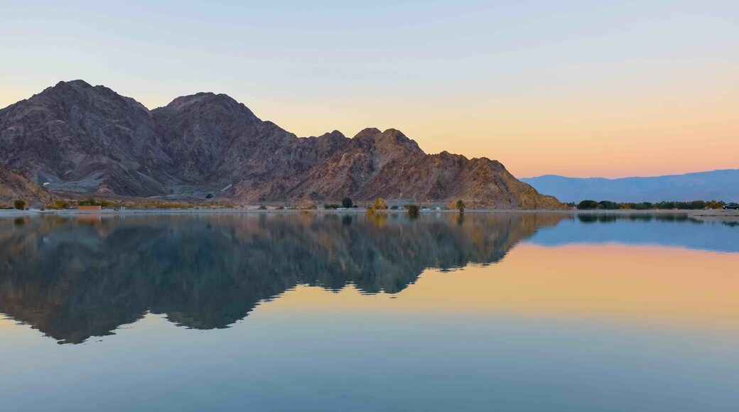 I love a good reflection. Reflection captures remind me the importance of reflecting on life
#lake #cahuilla #sunset #reflection #laquinta #palmdesert #desert #california #mountain #canyon #colors #perspective