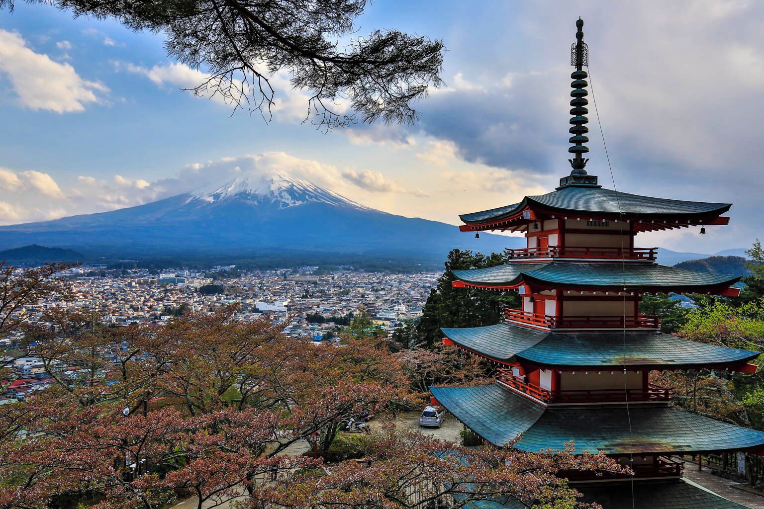 This is a must go site seeing park in Fujiyoshida City which can see the Mount Fuji above the city.