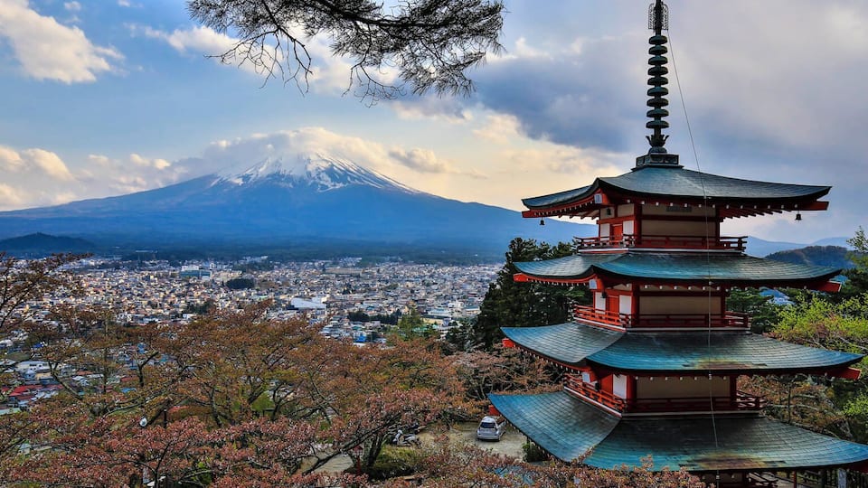This is a must go site seeing park in Fujiyoshida City which can see the Mount Fuji above the city.