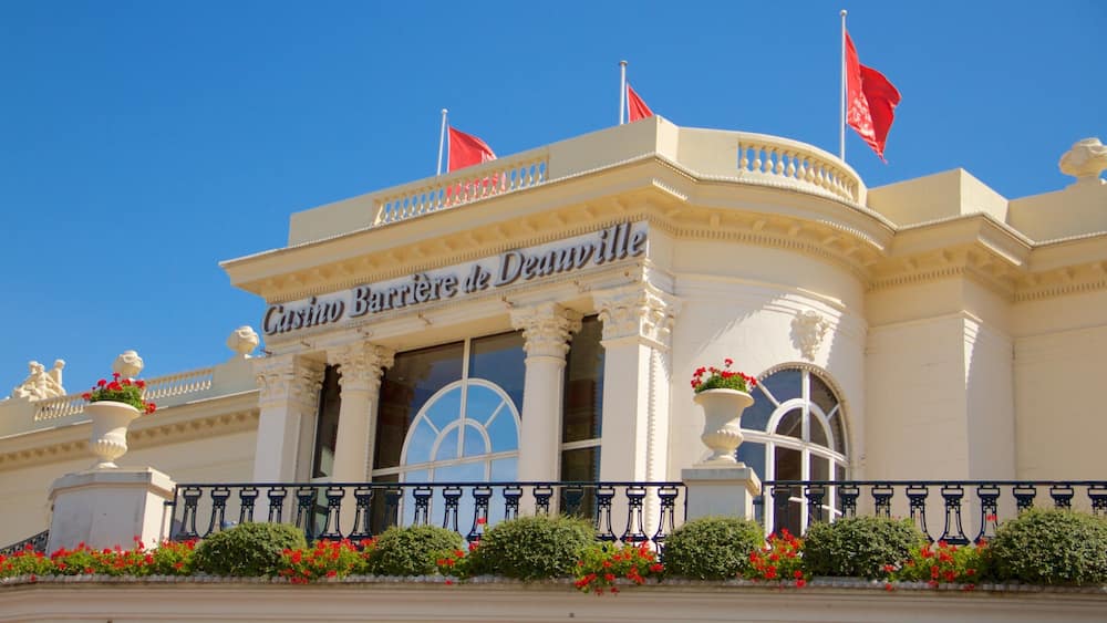 Deauville mit einem Beschilderung, Kasino und Blumen
