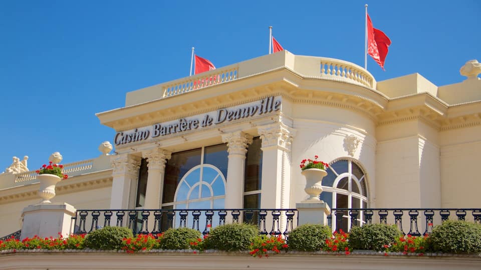 Deauville que inclui um cassino, sinalização e flores