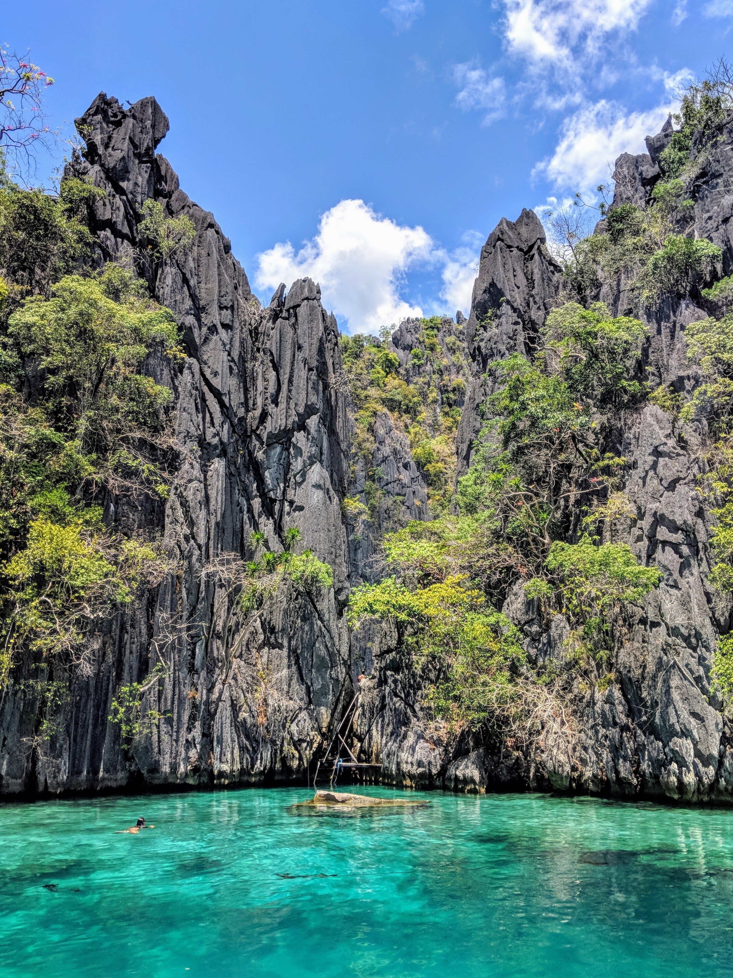 The Twin lagoons is a touristy spot in Coron. The only reason you don't see tourists and boats here is because our island hopping tour was behind schedule and late (yayee) to this party! #Island #lake #BeachTips #twinlagoon #palawan #philippines 