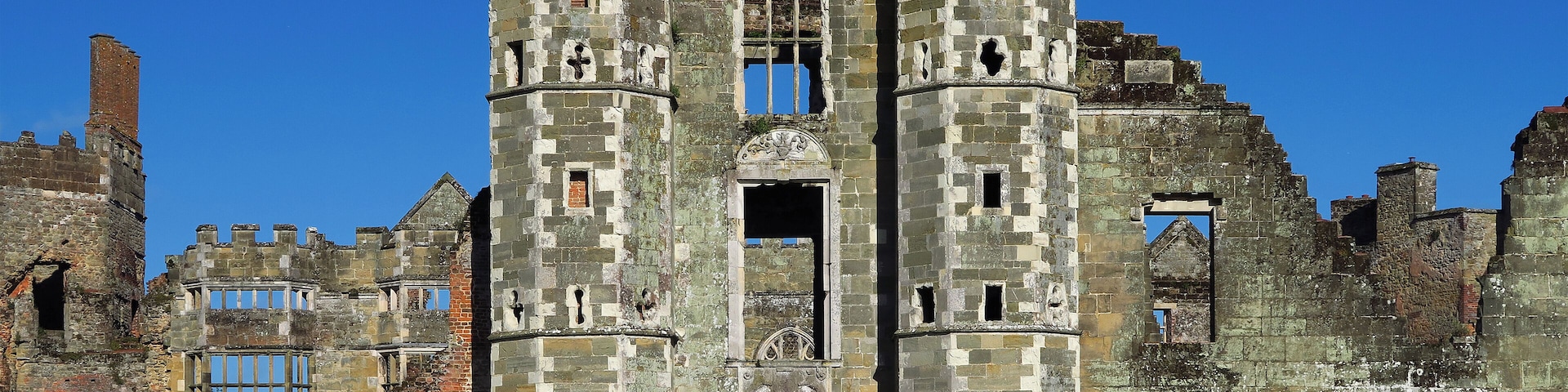 Ruins of Cowdray House, near Midhurst, West Sussex, England. Wikidata has entry Q5179634 with data related to this item.