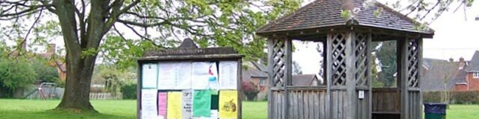 Un pabellón y un tablón de anuncios en un parque.
