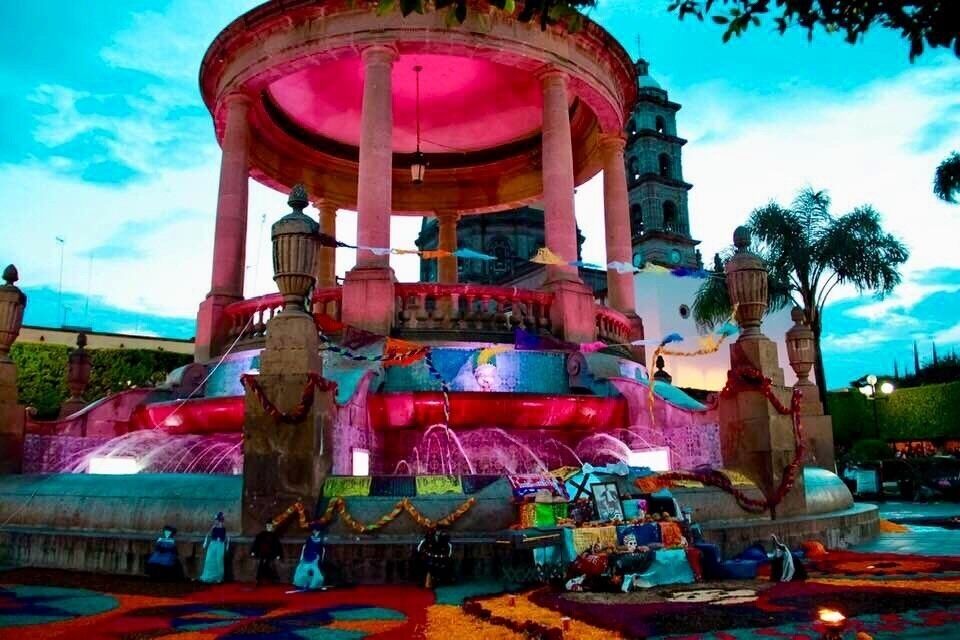 Beautiful artwork for Dia de los Muertos, such beautiful and vivid colors all around. #culture