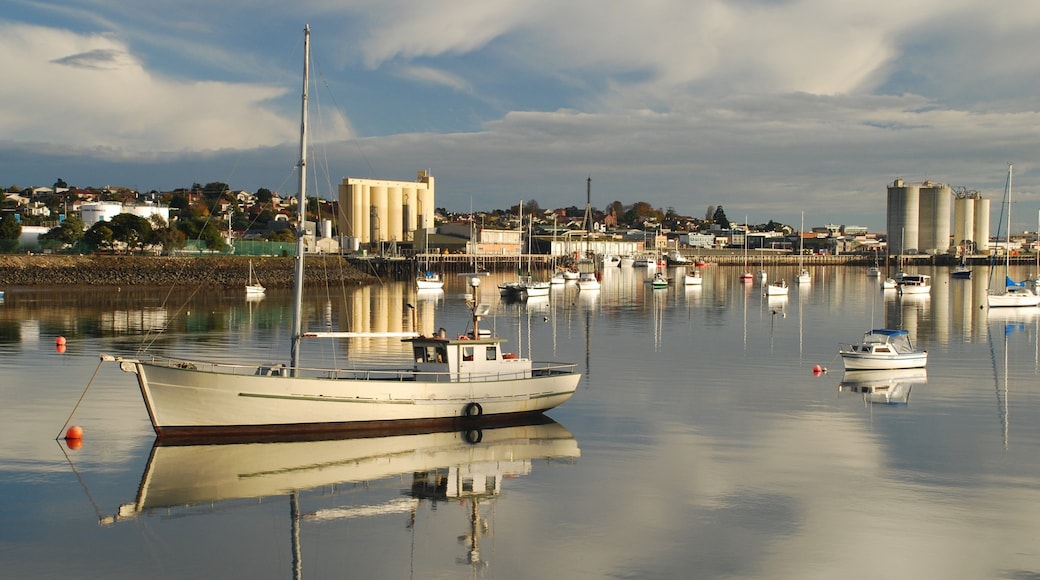 Devonport som omfatter en bugt eller havn og bådsejlads