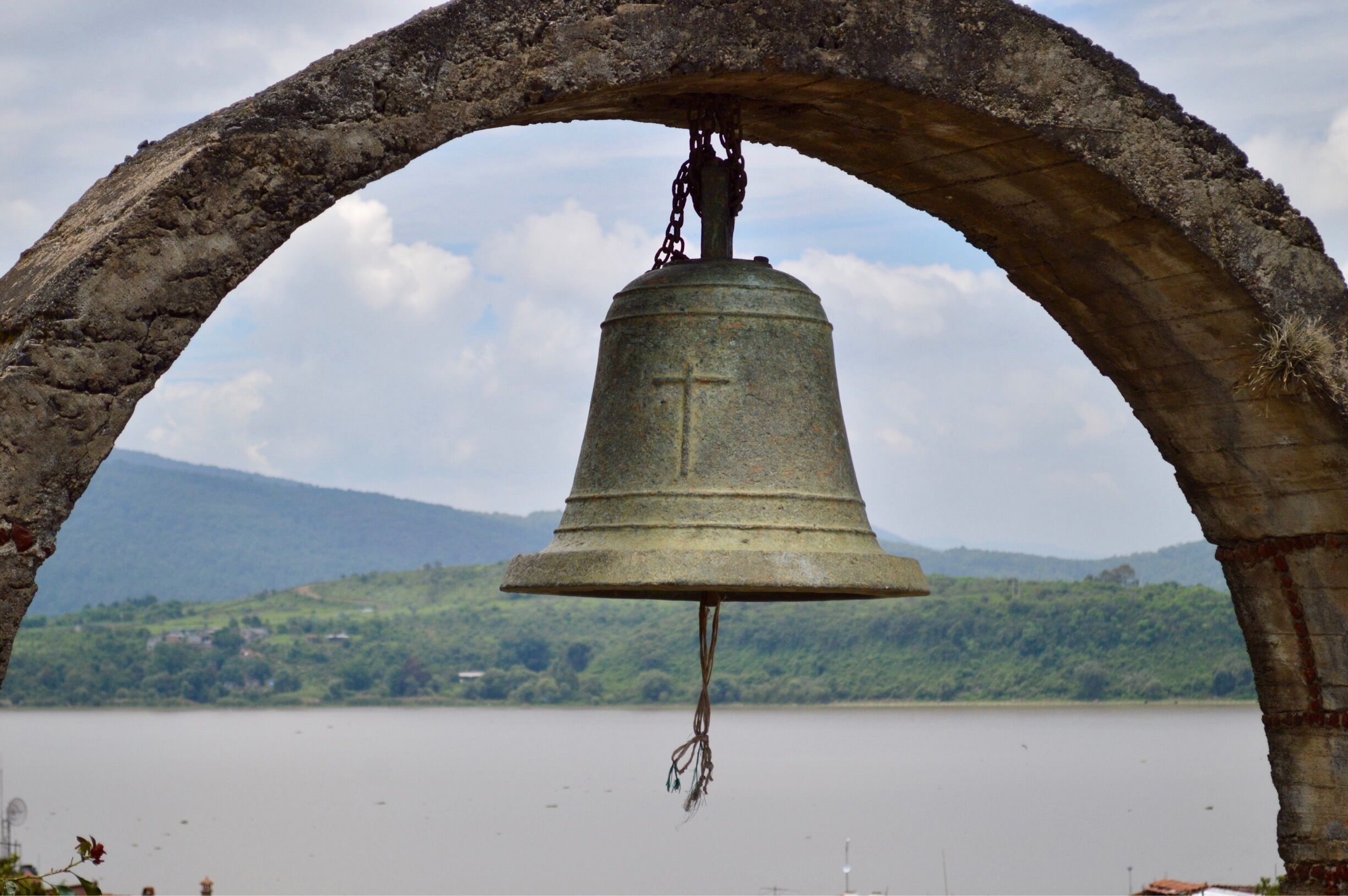 Vista muy tranquila con una solitaria campana 