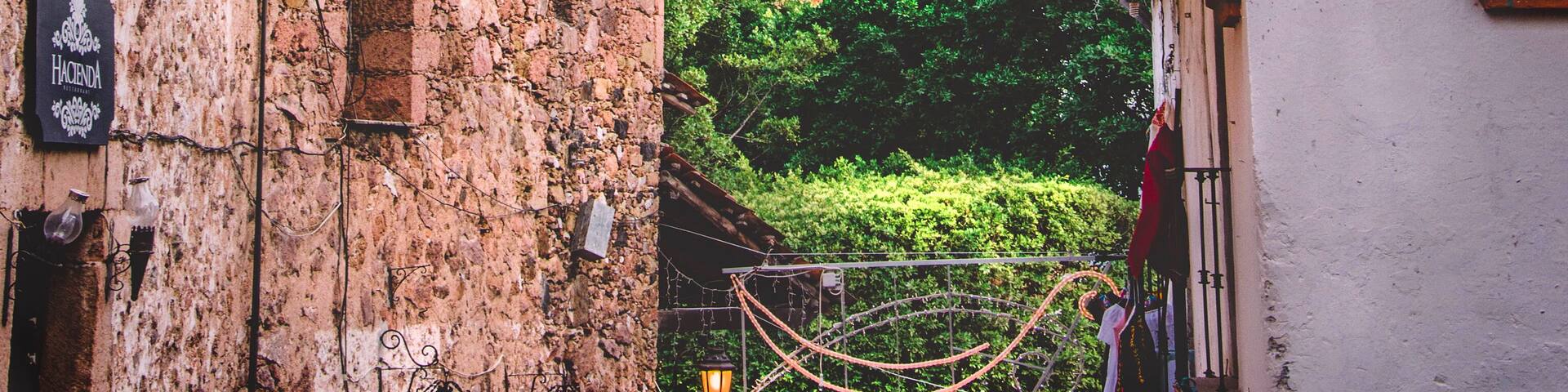 Church of Santa Prisca.
The construction was ordered by José de la Borda and lasted 15 years. The design is amazing but when you enter you know that it was made with a lot of money! Everything is covered with wood and gold! The decor is like nothing I've seen before!