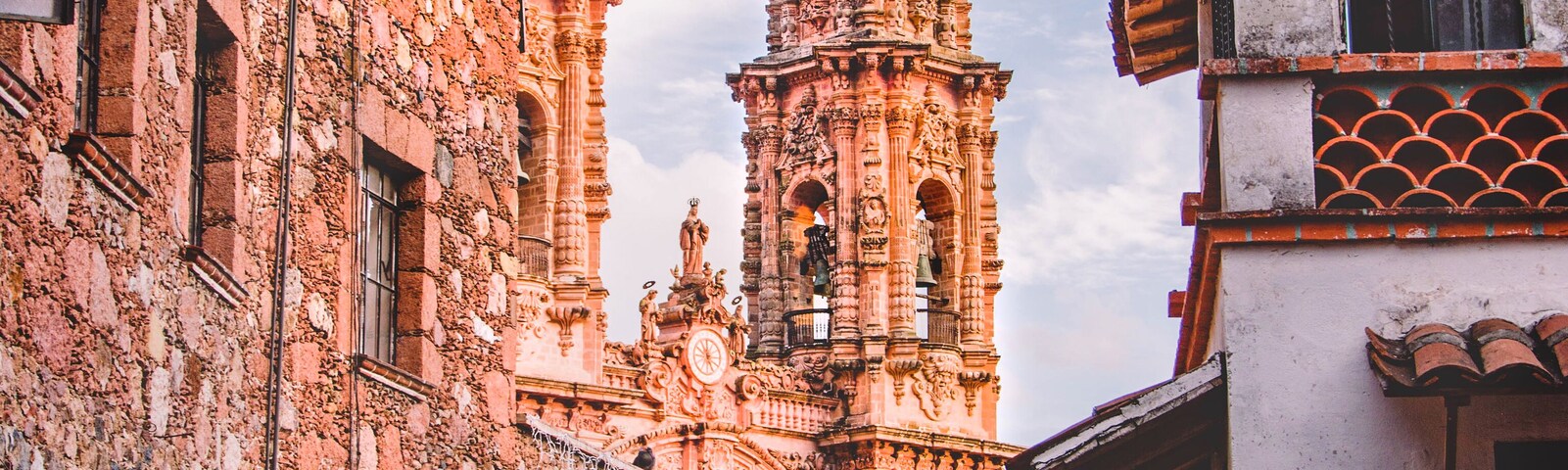 Church of Santa Prisca.
The construction was ordered by José de la Borda and lasted 15 years. The design is amazing but when you enter you know that it was made with a lot of money! Everything is covered with wood and gold! The decor is like nothing I've seen before!