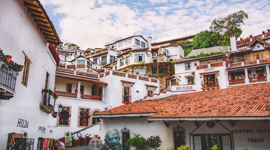 When in Taxco make sure to have a few hours just to explore the streets in this beautiful town!