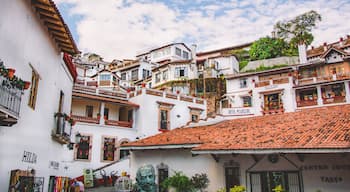 When in Taxco make sure to have a few hours just to explore the streets in this beautiful town!