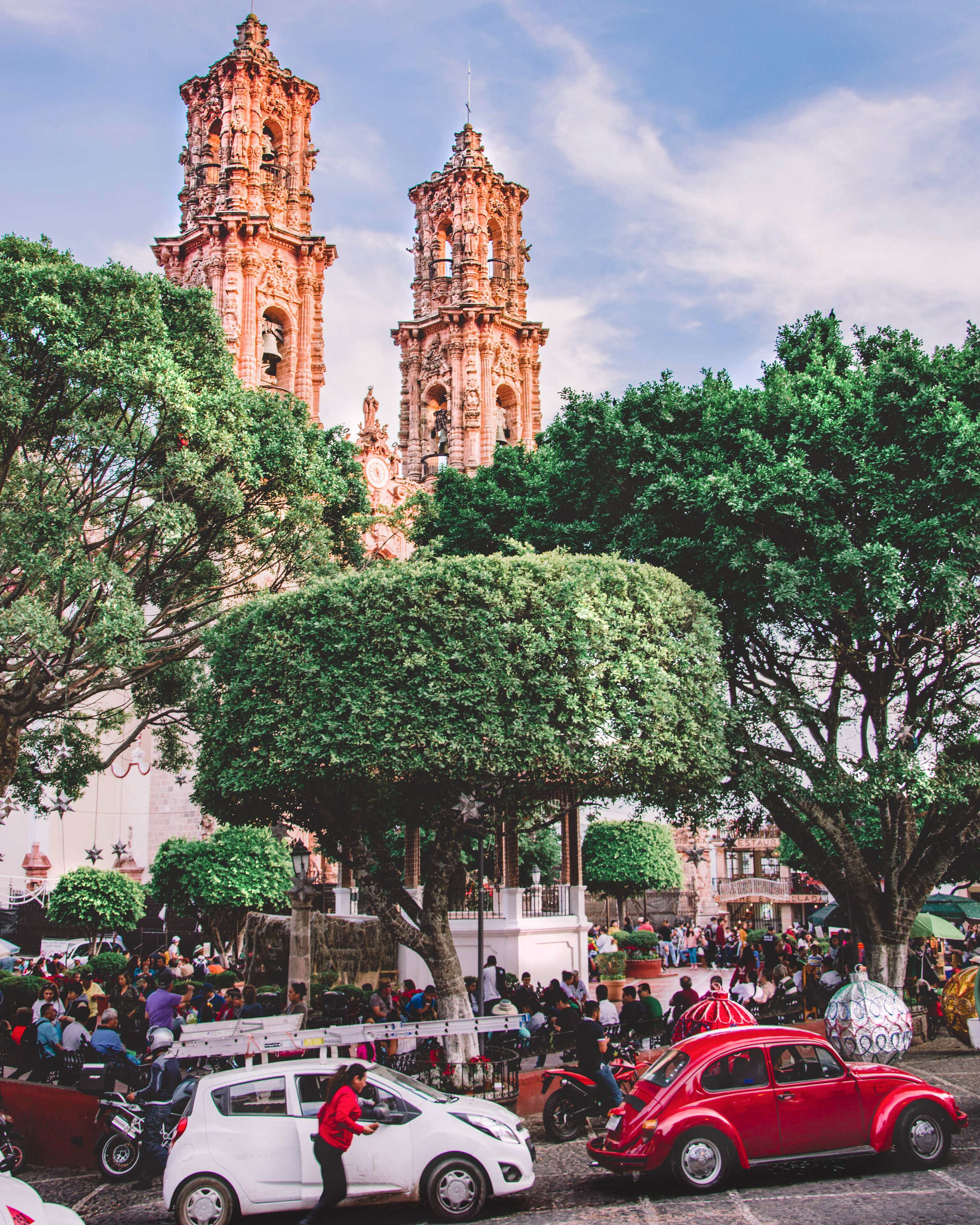 A view with Santa Prisca and the square.