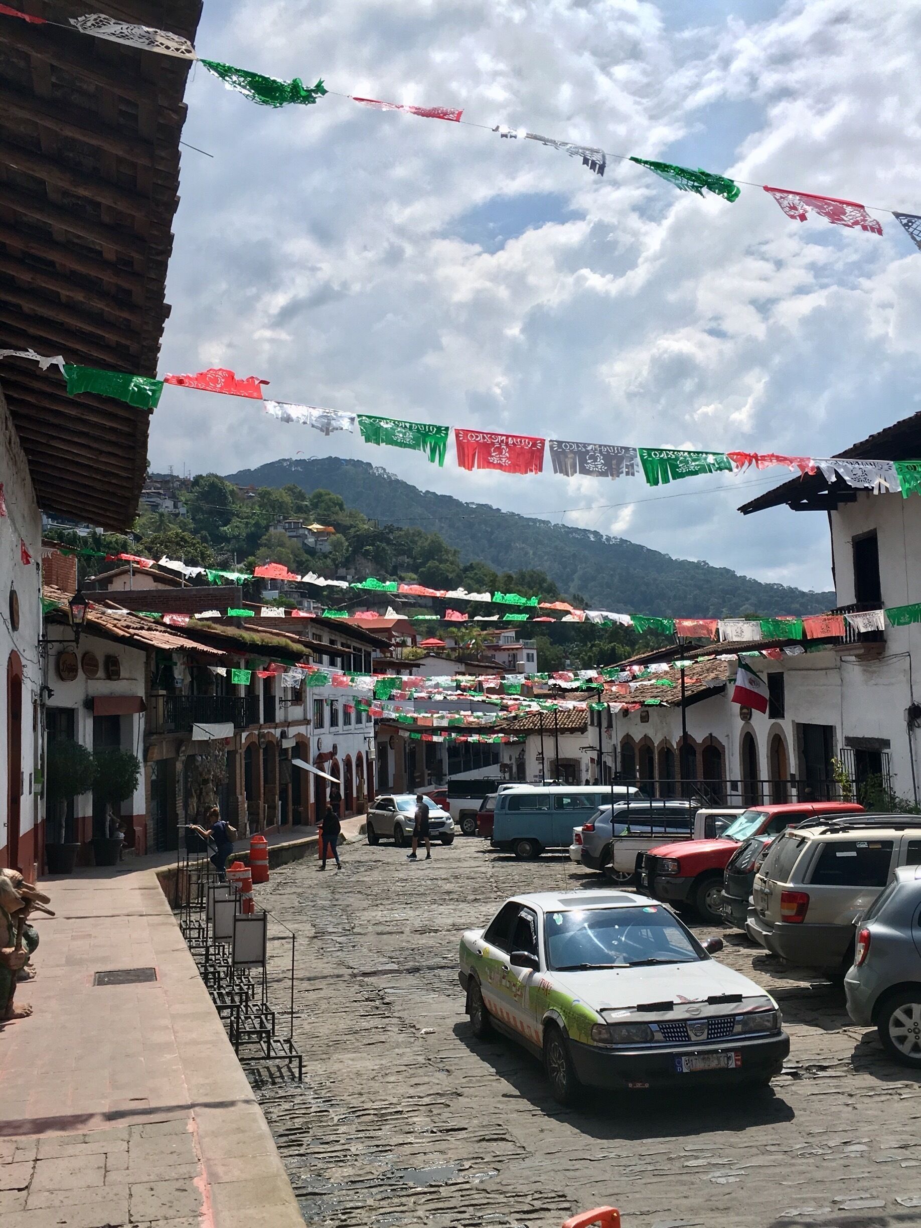 In Valle de Bravo, all the houses are paint in  red and white. The streets are very narrow.
