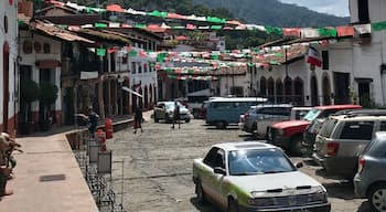 In Valle de Bravo, all the houses are paint in red and white. The streets are very narrow.