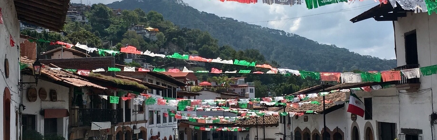 In Valle de Bravo, all the houses are paint in red and white. The streets are very narrow.