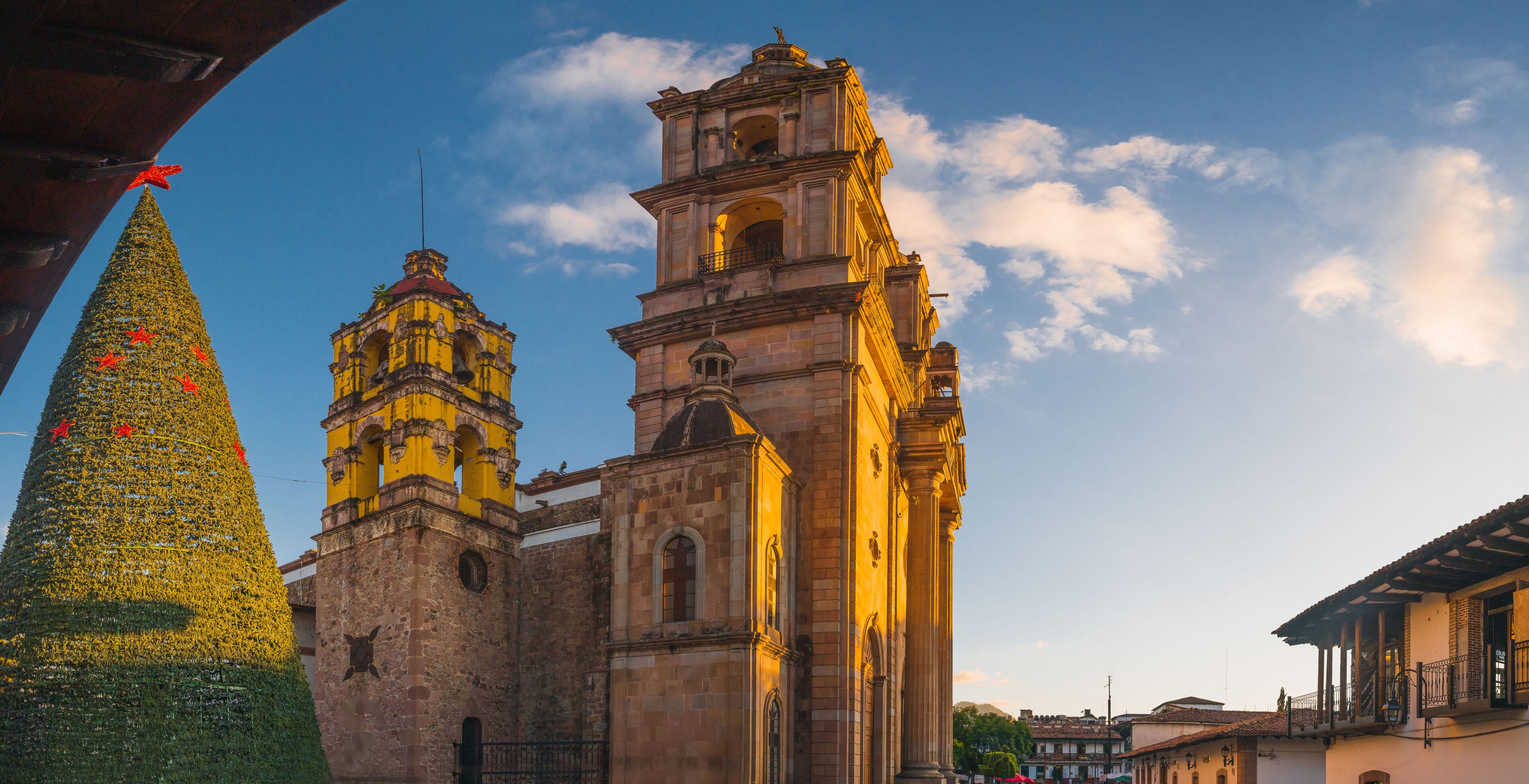 Panoramic photography of the church of San Francisco de Asis and a giant Christmas tree on the esplanade of the Valle de Bravo church.