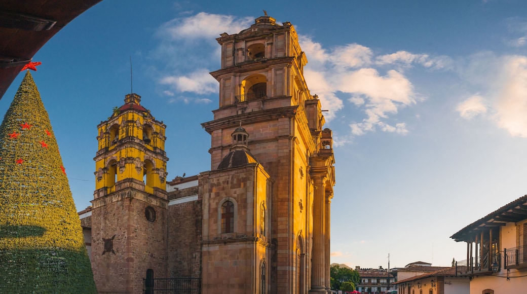 Panoramic photography of the church of San Francisco de Asis and a giant Christmas tree on the esplanade of the Valle de Bravo church.
