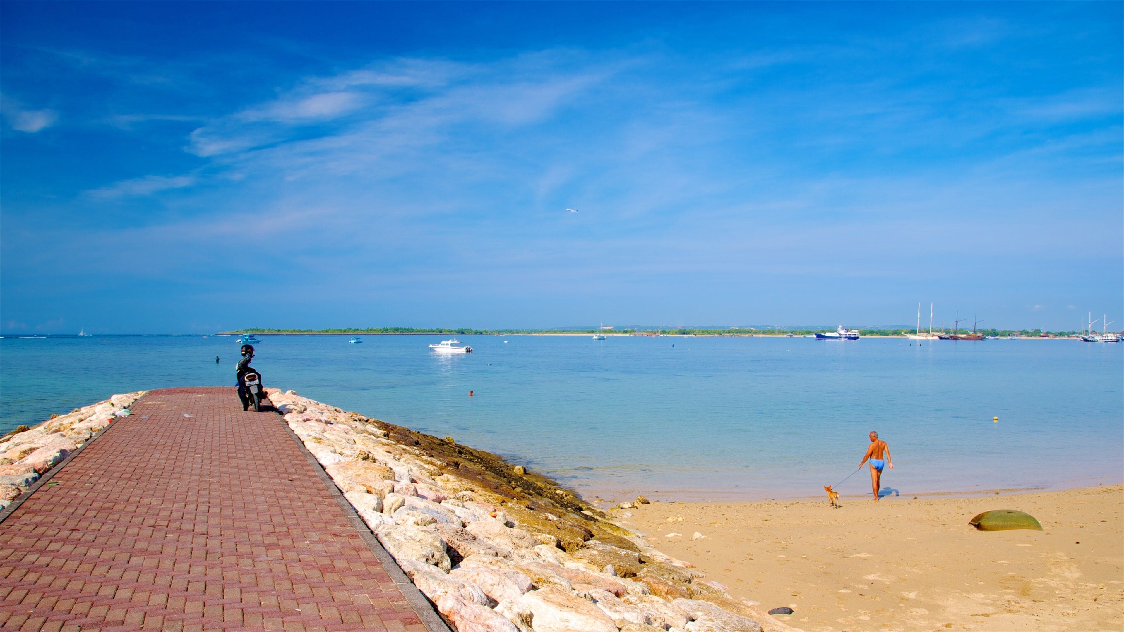 Bali das einen Sandstrand und allgemeine Küstenansicht