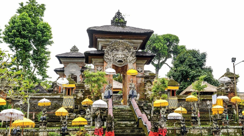 Very cool to visit these "Pura" or Balinese Hindu temples, and when they say the land of 1000 Temples they are not exaggerating !
Matter of fact... there are most likely more than that.
Hinduism is the predominant religion in the island of Bali.