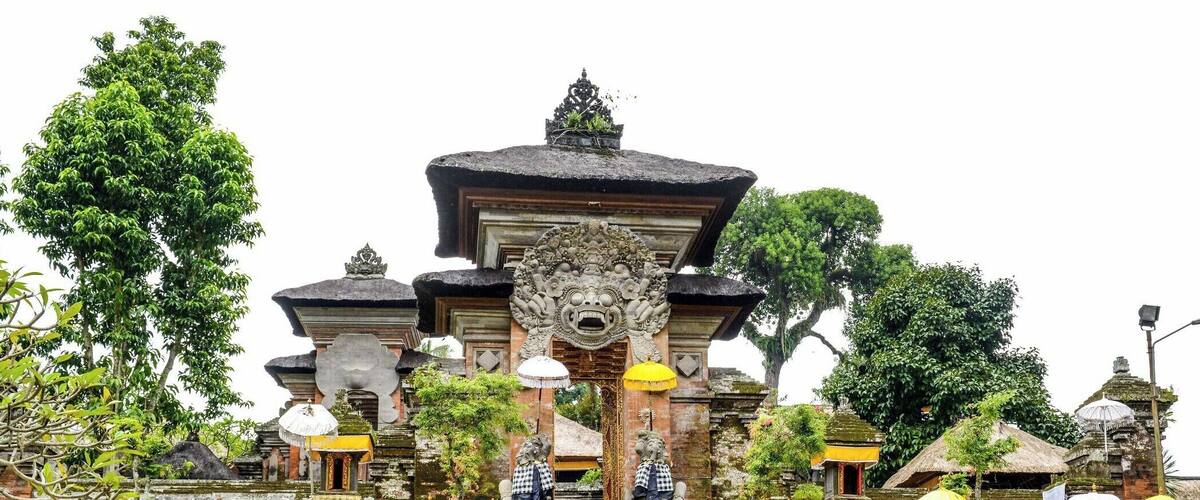 Very cool to visit these "Pura" or Balinese Hindu temples, and when they say the land of 1000 Temples they are not exaggerating !
Matter of fact... there are most likely more than that.
Hinduism is the predominant religion in the island of Bali.