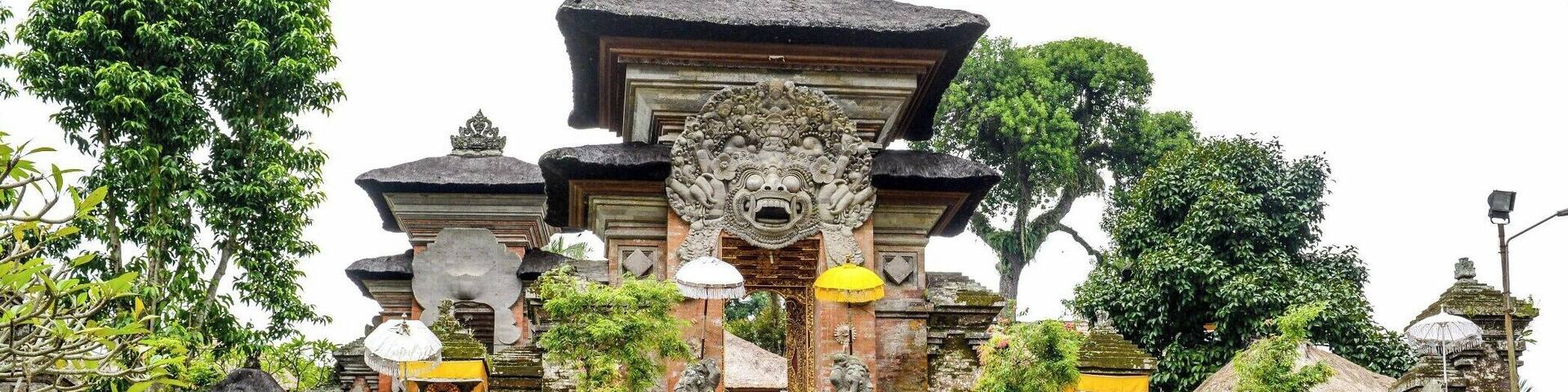 Very cool to visit these "Pura" or Balinese Hindu temples, and when they say the land of 1000 Temples they are not exaggerating !
Matter of fact... there are most likely more than that.
Hinduism is the predominant religion in the island of Bali.