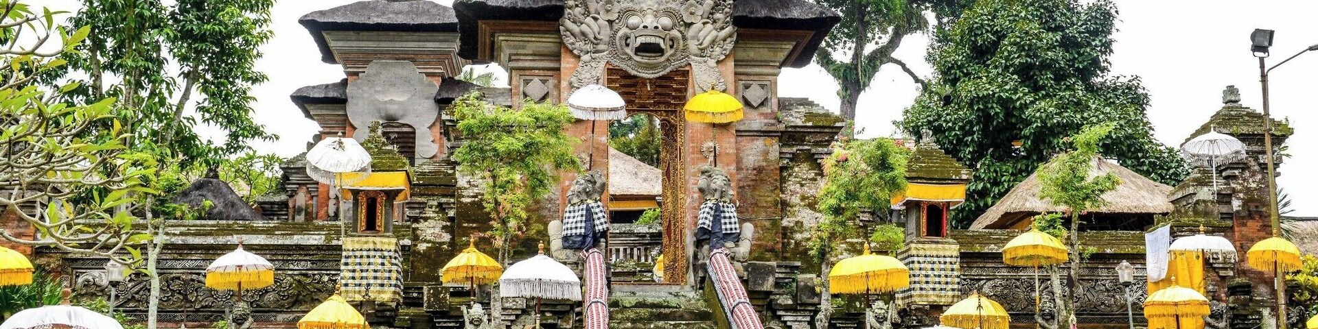 Very cool to visit these "Pura" or Balinese Hindu temples, and when they say the land of 1000 Temples they are not exaggerating !
Matter of fact... there are most likely more than that.
Hinduism is the predominant religion in the island of Bali.