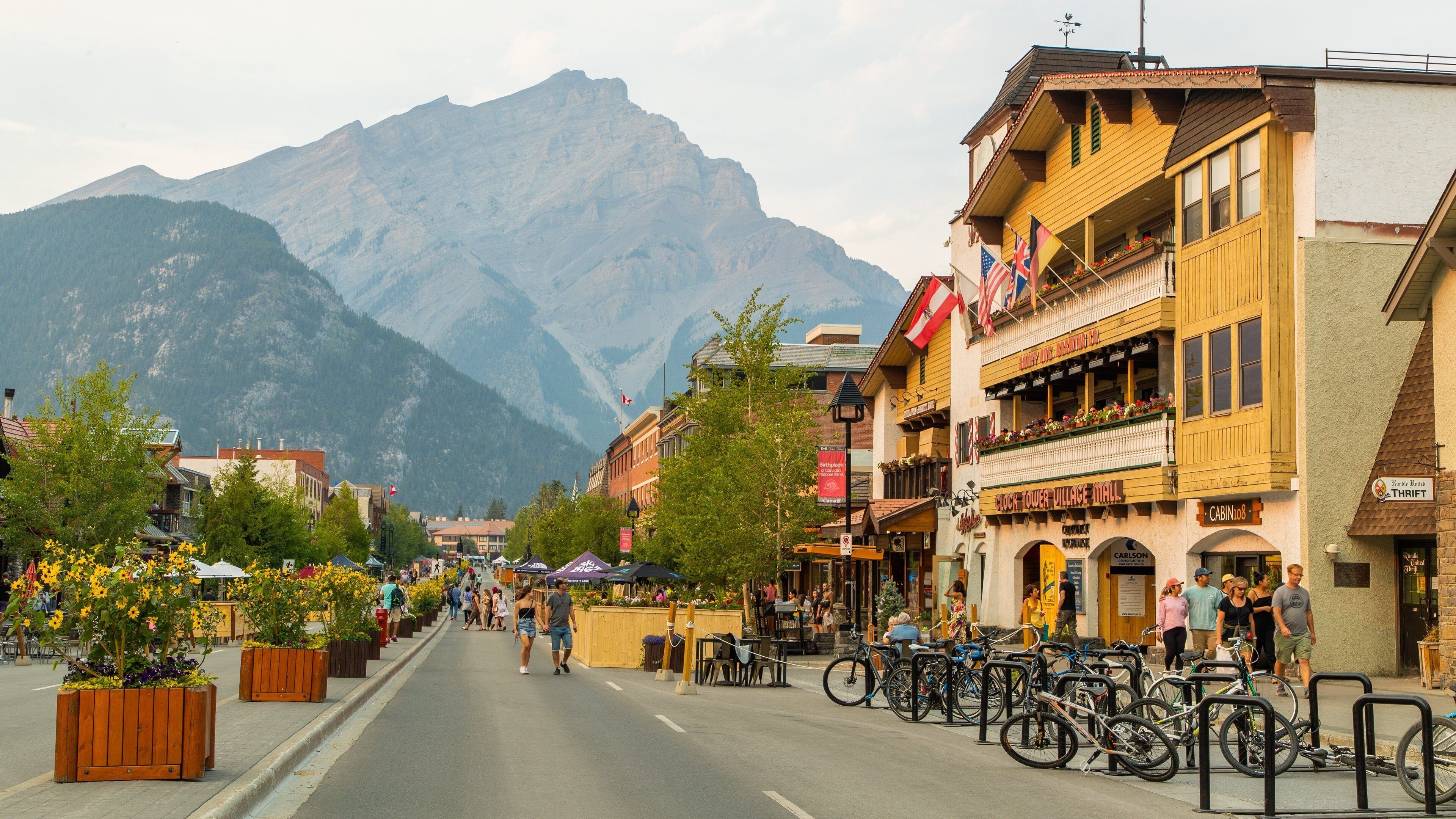 Banff showing a small town or village and mountains