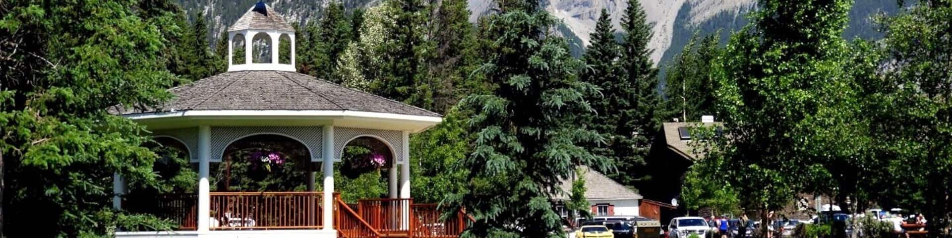 An idyllic setting with a beautiful backdrop, the Central Park in Banff located along the bow river is a perfect place to spend time after a hearty meal in one of the many restaurants in downtown Banff. Beware of the mosquitoes though.