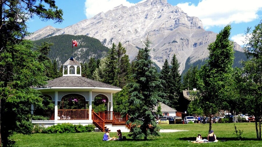 An idyllic setting with a beautiful backdrop, the Central Park in Banff located along the bow river is a perfect place to spend time after a hearty meal in one of the many restaurants in downtown Banff. Beware of the mosquitoes though.