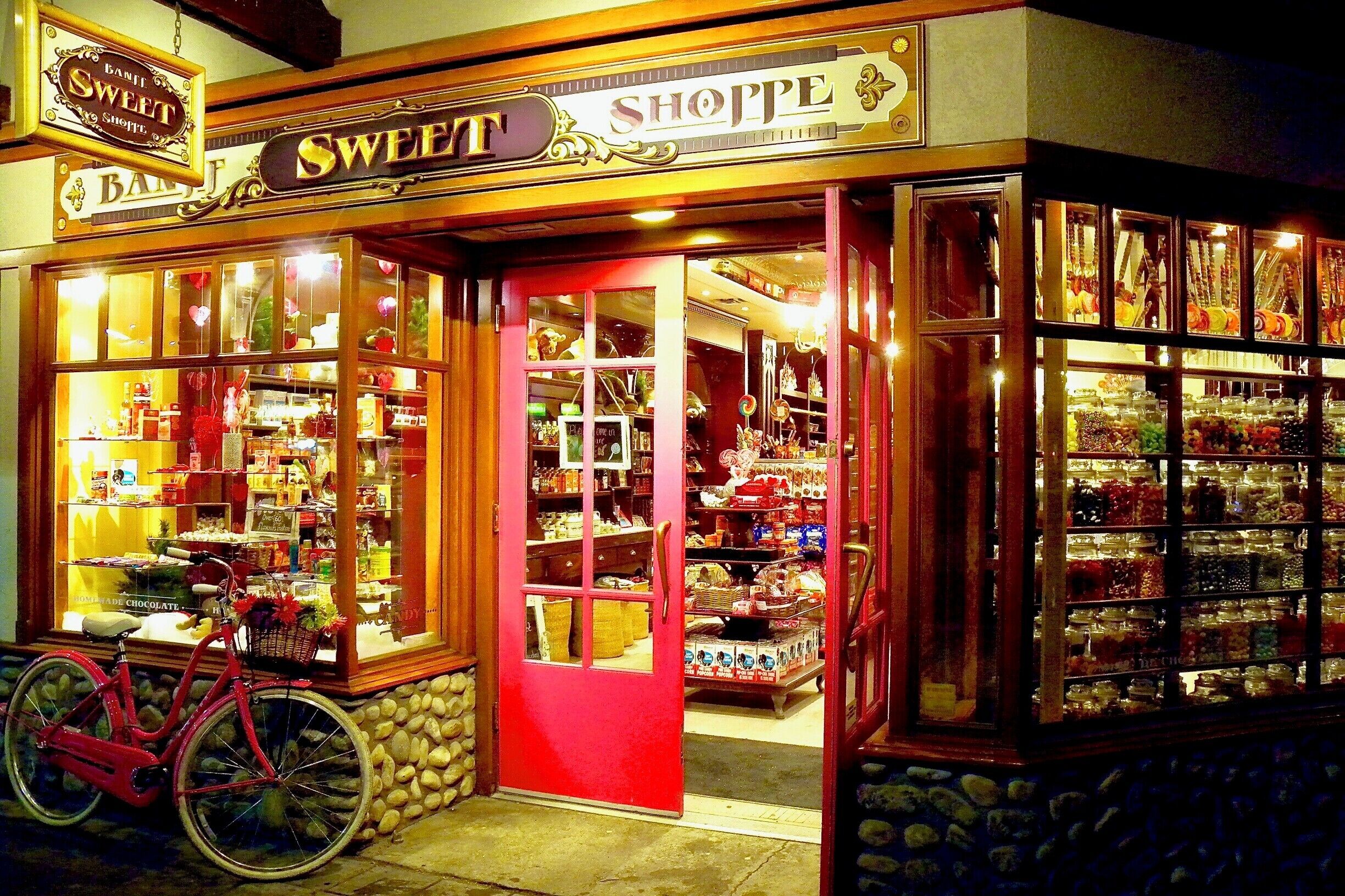 Amazing place for kids, but also for adults who love sweets when visit in Banff Town of Alberta, Canada. Great selection of hard to find traditional sweets, homemake fudges, variety of chocolates and candies from around the world. It's an impressive place will remind your childhood!
#Banff #Alberta #Canada #SweetSpot #NorthAmerica #bike #candyshop