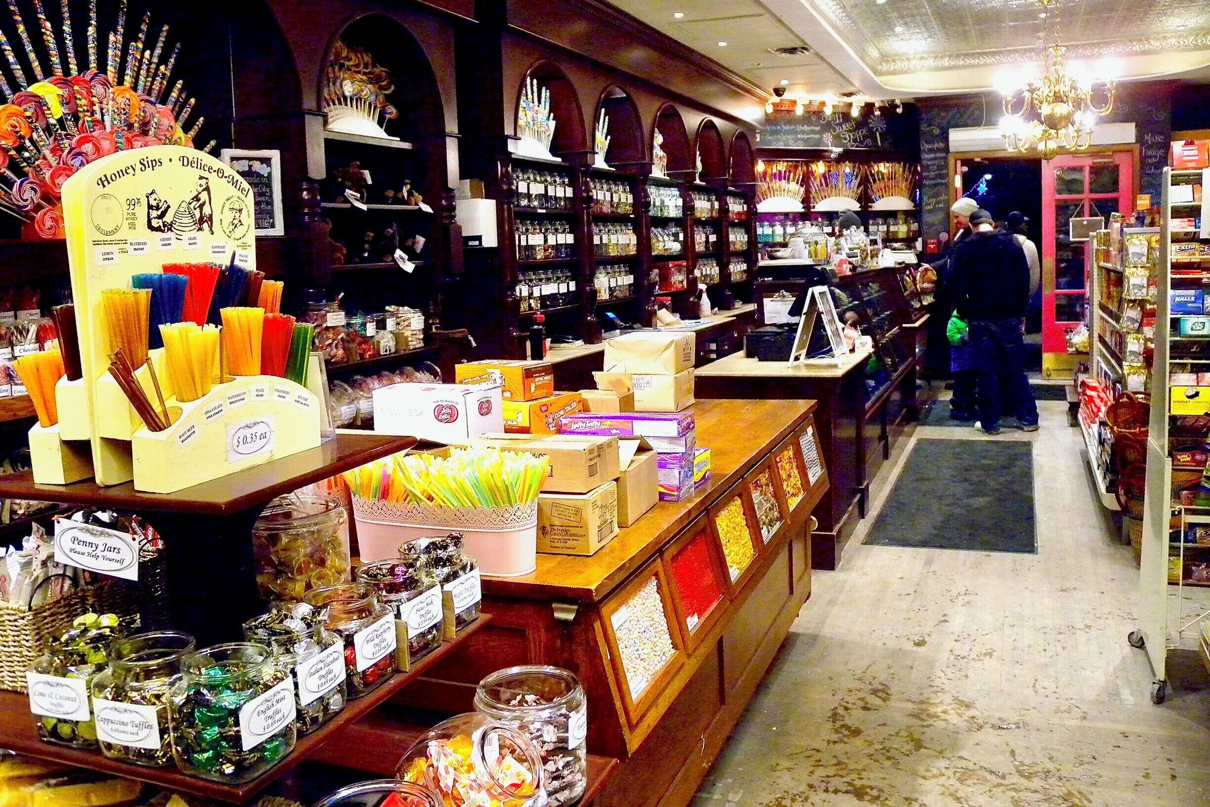 Amazing place for kids, but also for adults who love sweets when visit in Banff Town of Alberta, Canada. Great selection of hard to find traditional sweets, homemake fudges, variety of chocolates and candies from around the world. It's an impressive place will remind your childhood!
#Banff #Alberta #Canada #SweetSpot #NorthAmerica #candyshop