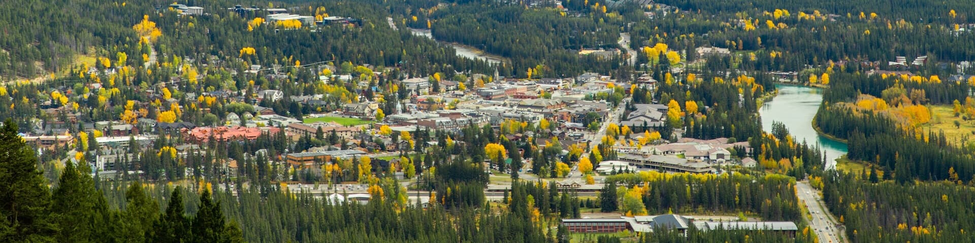 Banff which includes mountains, landscape views and a small town or village