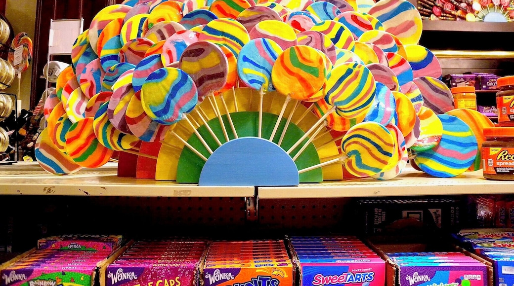 Amazing place for kids, but also for adults who love sweets when visit in Banff Town of Alberta, Canada. Great selection of hard to find traditional sweets, homemake fudges, variety of chocolates and candies from around the world. It's an impressive place will remind your childhood!
#Banff #Alberta #Canada #SweetSpot #candy #NorthAmerica