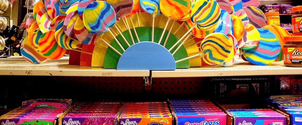 Amazing place for kids, but also for adults who love sweets when visit in Banff Town of Alberta, Canada. Great selection of hard to find traditional sweets, homemake fudges, variety of chocolates and candies from around the world. It's an impressive place will remind your childhood!
#Banff #Alberta #Canada #SweetSpot #candy #NorthAmerica