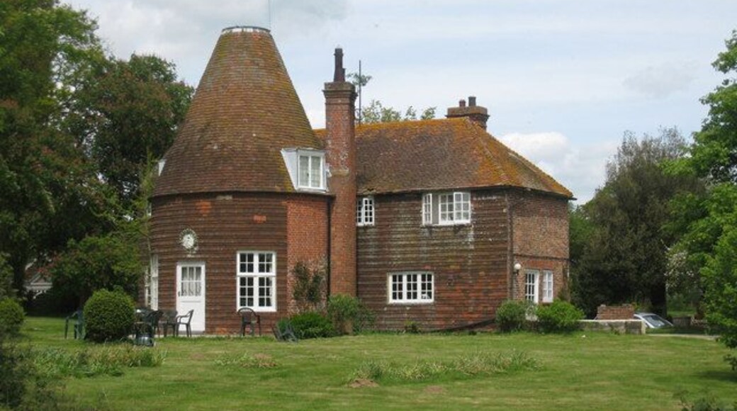 Oast House at Pekes, Nash Street, Golden Cross, East Sussex Twin round kiln oast house, one kiln now has an eight sided roof, the other missing its cowl. Keywords: roundel, converted, flat roof dormer, tile hanging, chimney, cowl-less