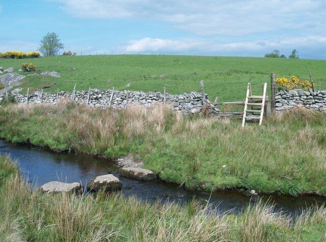 Cerrig camu dros Afon Cadnant / Stepping stones over Afon Cadnant