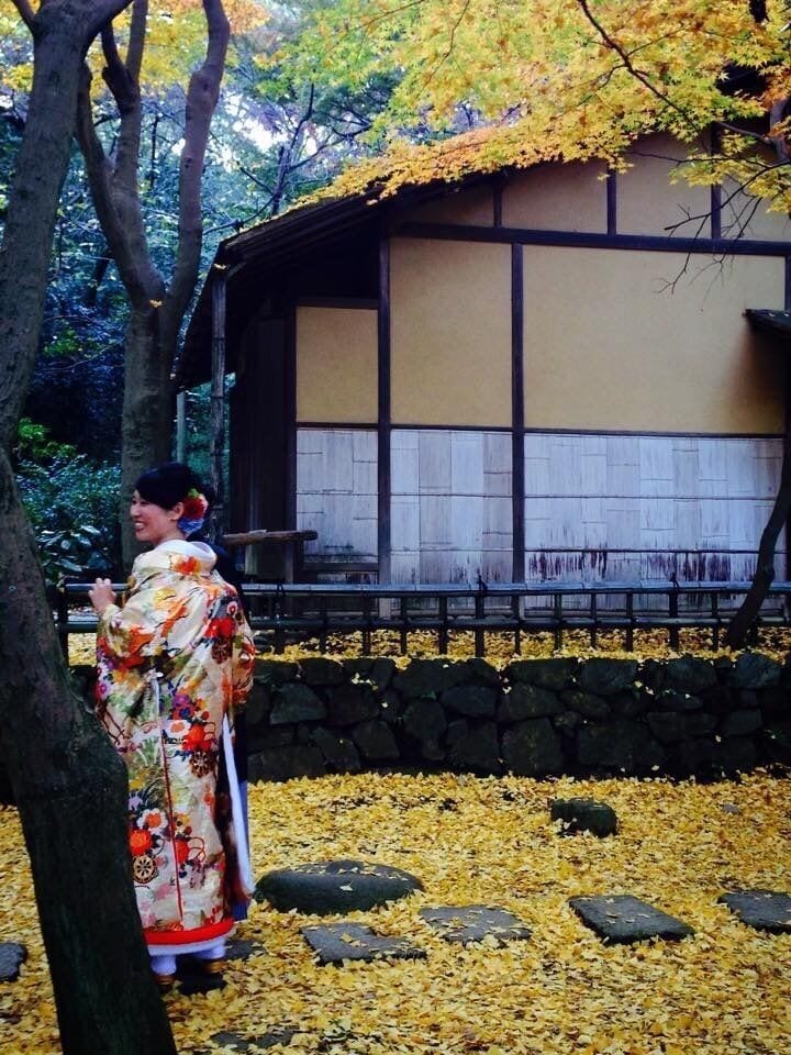 Weddings were happening all over the gardens. They have permission to take photos on their special day. #weekendgetaway to get married! 
