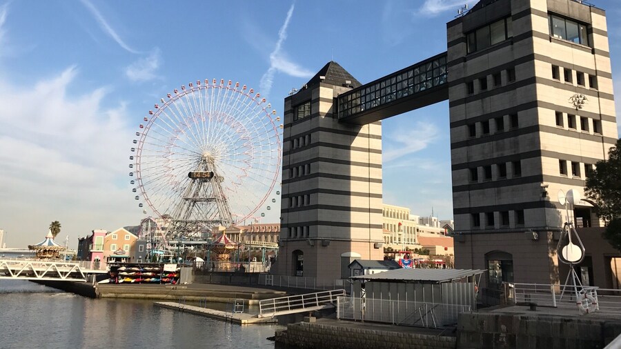 This sight reminded me of the London Towers for some reason! At the TOP of the towers and the wheels offer birds eye view of Yokohama city!