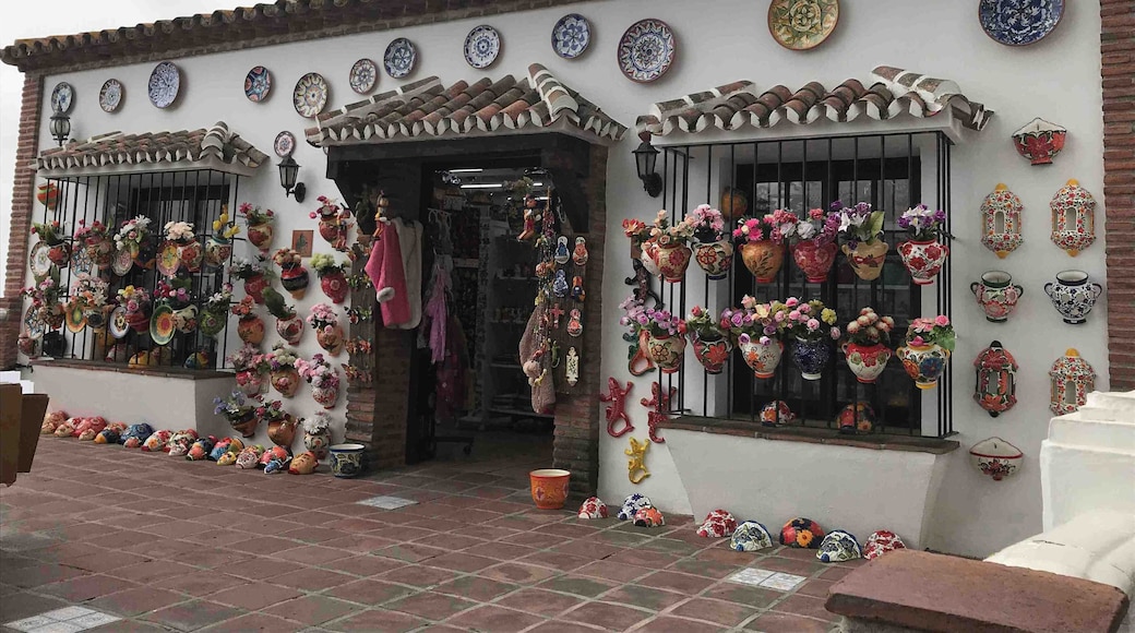 This is a very pretty town with lots of quaint shops to browse round.