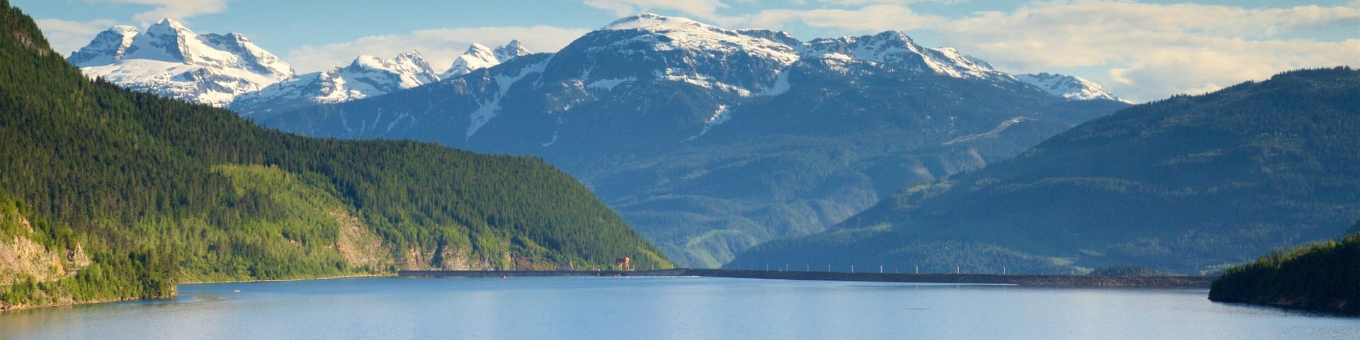 Revelstoke joka esittää rauhalliset maisemat, joki tai puro ja vuoret