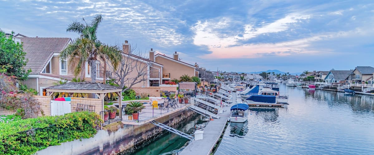 Houses overlooking the picturesque sea with docks and boats in Huntington Beach