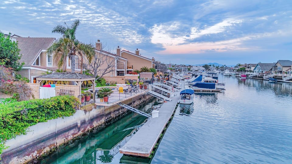 Houses overlooking the picturesque sea with docks and boats in Huntington Beach