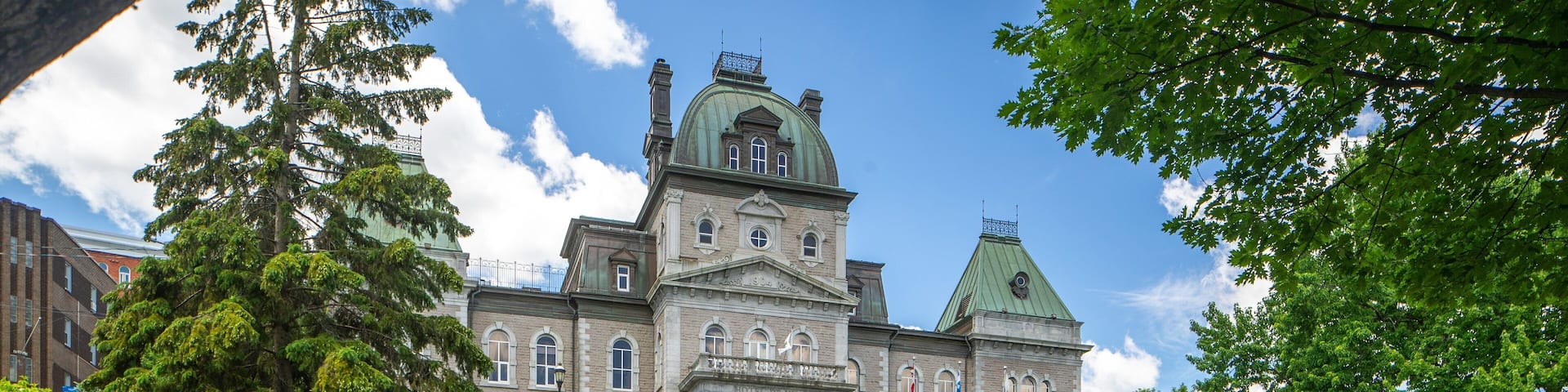 Sherbrooke showing heritage architecture and a garden